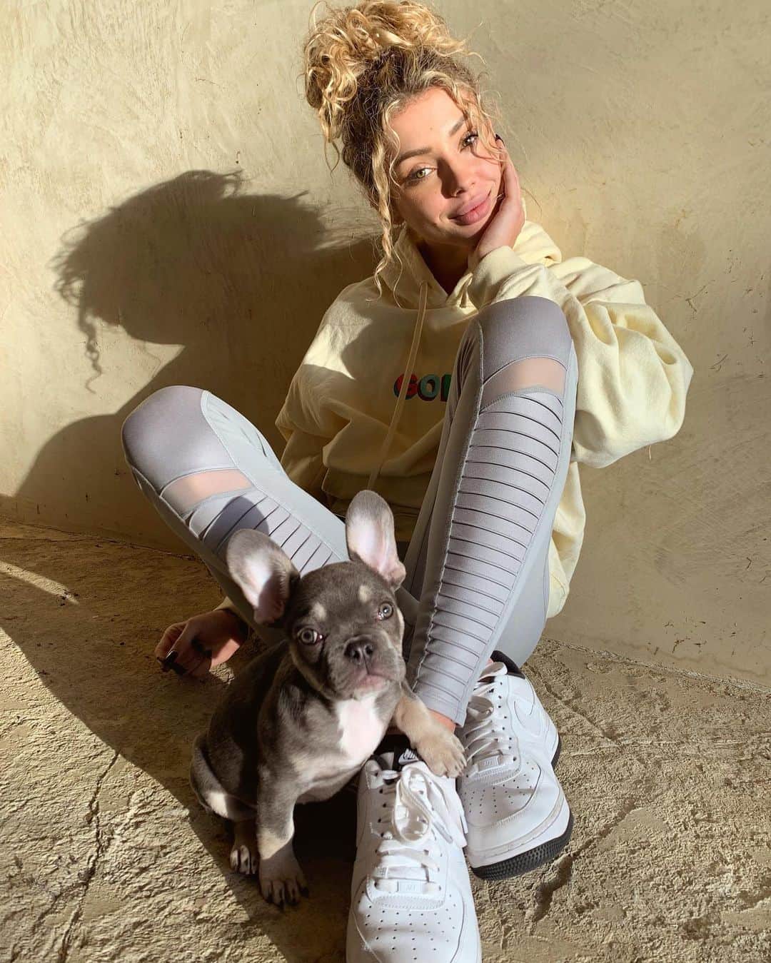 チャーリー・ジョーダンのインスタグラム：「We’re still friends even though he makes me sneeze 😉 @alo  PS yes he came and put his paw up on my ankle and it almost made me cry 😭」