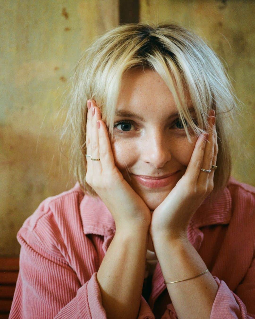 Estée Lalondeのインスタグラム：「Everything is flying away 💕☁️  📷: @julsdylan」