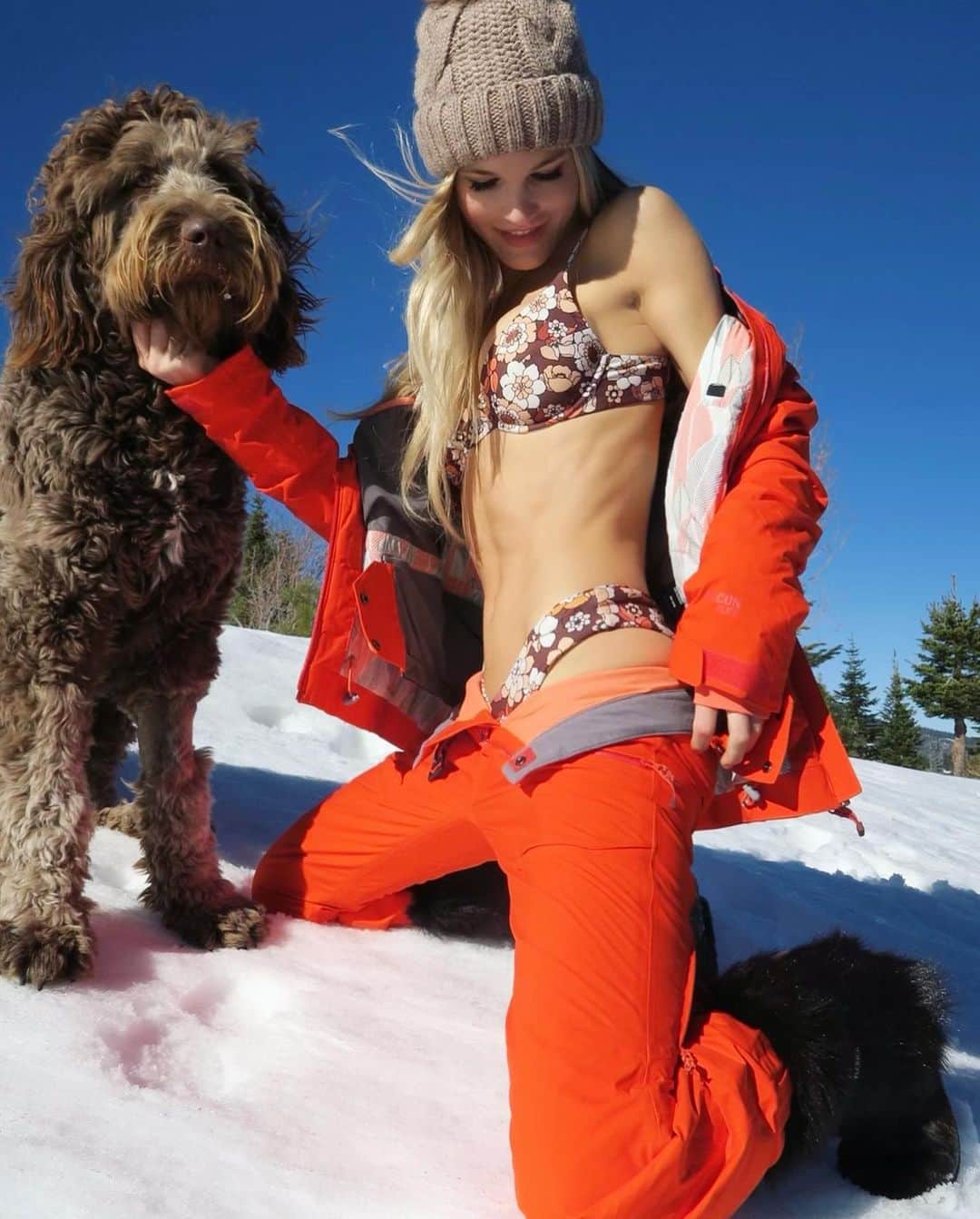 Joy Corriganさんのインスタグラム写真 - (Joy CorriganInstagram)「Decked out in the hottest ski gear by @strafeouterwear just in case you can’t find me on the slopes 😆 ⛷」1月26日 4時39分 - joycorrigan