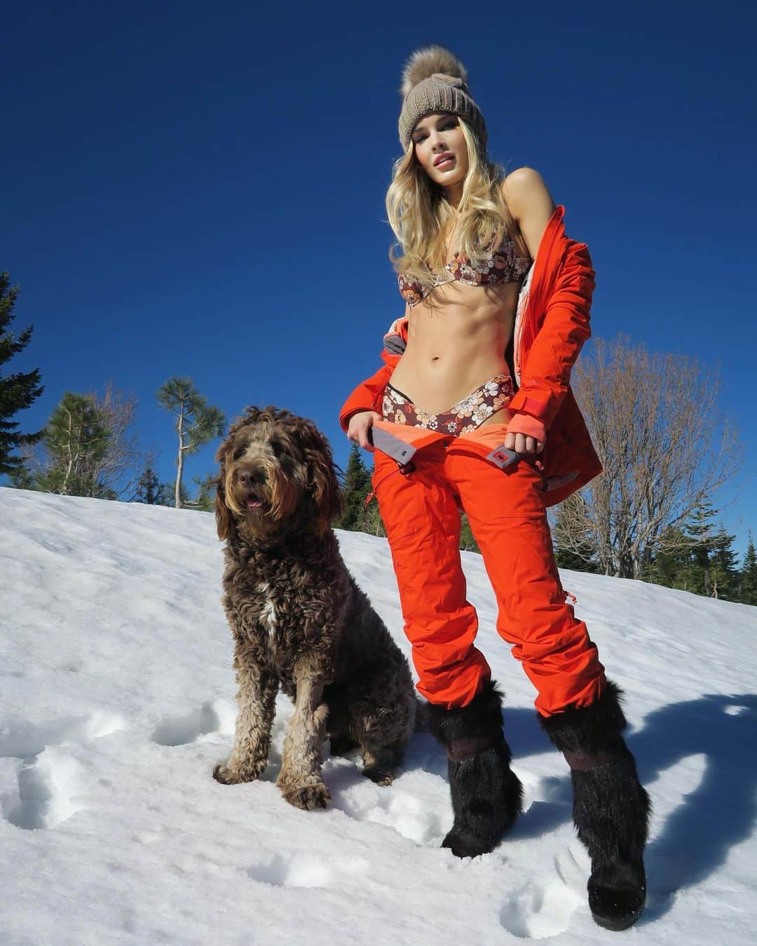 Joy Corriganのインスタグラム：「Decked out in the hottest ski gear by @strafeouterwear just in case you can’t find me on the slopes 😆 ⛷」