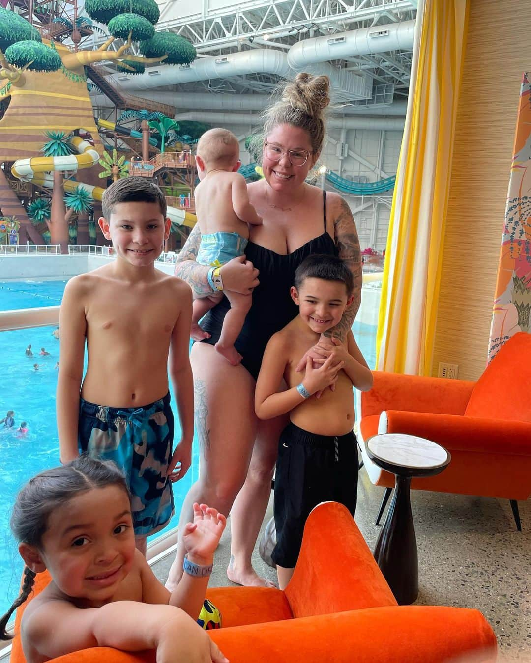 カイリン・ローリーさんのインスタグラム写真 - (カイリン・ローリーInstagram)「First WaterPark trip with all 4 & Mello’s first time in the water 🧡 @americandream」1月26日 4時47分 - kaillowry