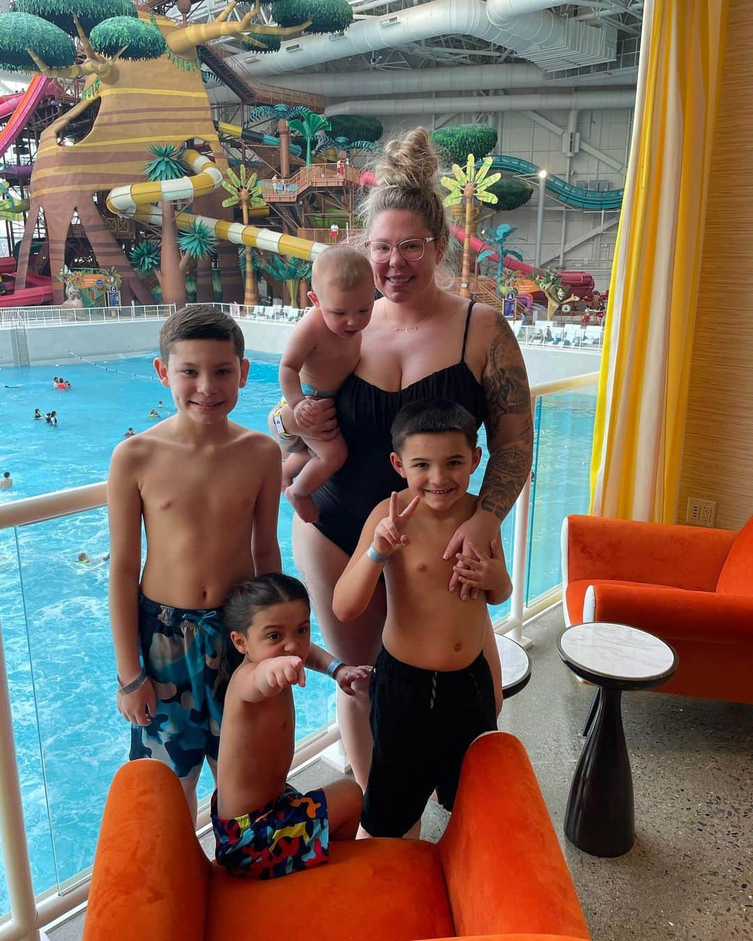 カイリン・ローリーさんのインスタグラム写真 - (カイリン・ローリーInstagram)「First WaterPark trip with all 4 & Mello’s first time in the water 🧡 @americandream」1月26日 4時47分 - kaillowry