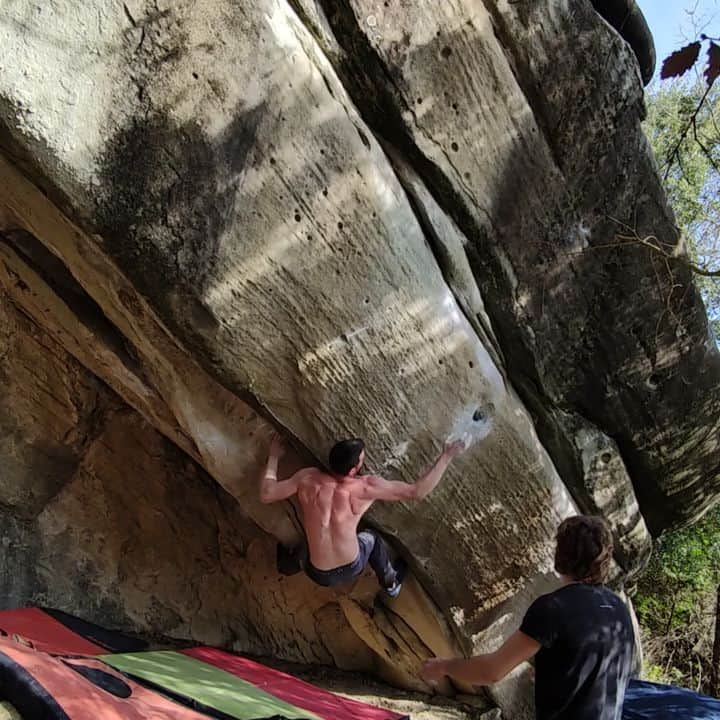 イェルネイ・クルーダーのインスタグラム：「"Smash the hole", 8b in La Comarca. It wasn't my attention to stay in Catalonia, but at least I got some numbers to show 🙈. Good day out with @pol_roca 😎 (video). _______ @scarpaspa @ocun.climbing @vibram @snowmonkey」