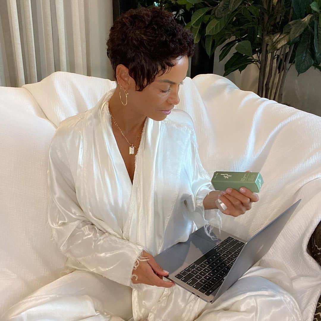 ニコール・ミッチェル・マーフィーのインスタグラム：「Where focus goes energy flows  #tonyrobbins #yfoy #everydayconfidence #skincare #healthandwellness #lifestyle」