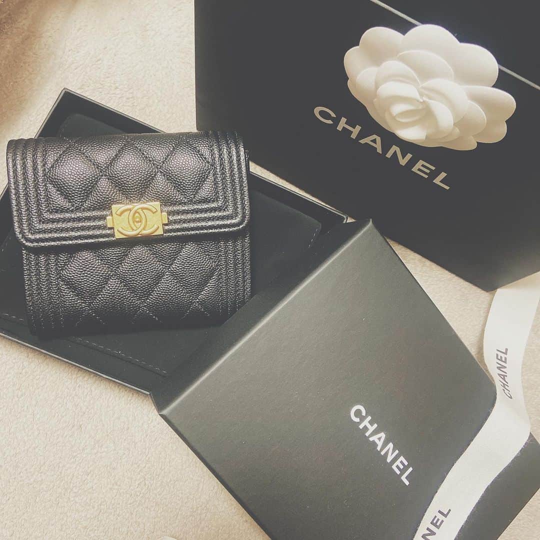 末次愛梨のインスタグラム：「宝物😭😭💗💗  #CHANEL#wallet#chanelwallet#cocochanel#boychanel#シャネル#お財布#財布#ボーイシャネル#誕生日プレゼント」