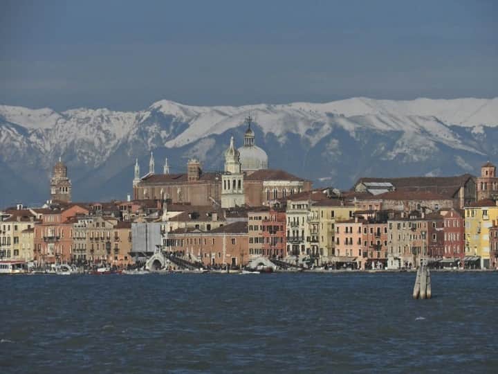 イタリア政府観光局 東京支局のインスタグラム：「澄んだ冬の空気がもたらすもの😌  #ヴェネツィア #Venezia #ilikeitaly #loveイタリア #アルプス #海 #山 #Italy  Special Thanks to 😘 📸 @veneziaunica」