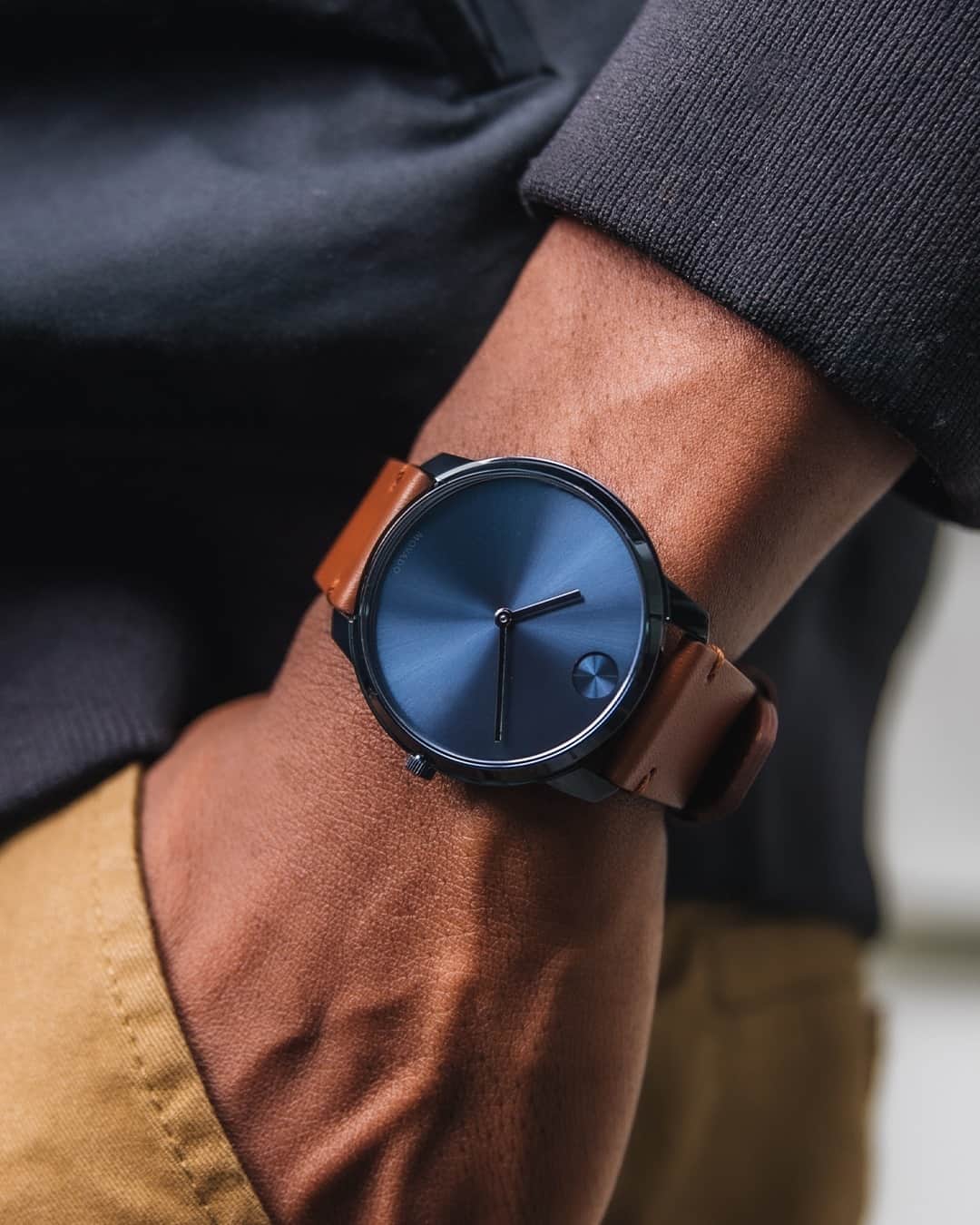 モバードのインスタグラム：「Got the Monday Blues?... Add some color to your wrist with #MovadoBold #BoldThin. Click the product tag to shop this piece.」