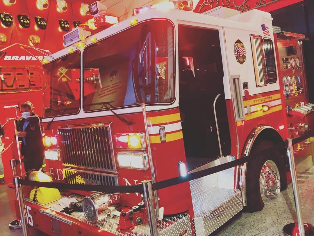 白渚すずさんのインスタグラム写真 - (白渚すずInstagram)「FDNY・ He is very excited to see a real fire engine up close.  車が大好きな息子は本物のFireTruck展示に大興奮。 本当は乗れたみたいだけど、 残念ながら今は乗れず…。 いつか乗れると良いねぇ〜♡ ・ #FDNY#firetruck#newyork#ny#nyc#usa#消防車#ニューヨーク#ニューヨーク生活#アメリカ#アメリカ生活」1月26日 5時00分 - suzubell_44