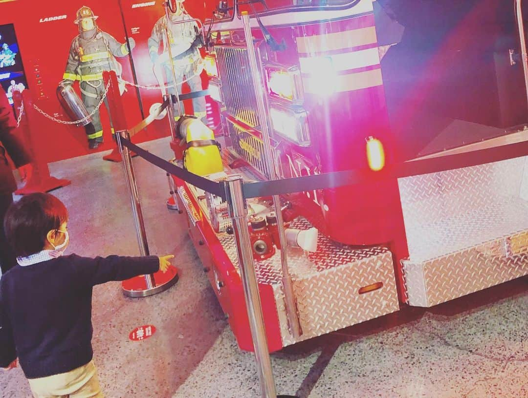 白渚すずのインスタグラム：「FDNY・ He is very excited to see a real fire engine up close.  車が大好きな息子は本物のFireTruck展示に大興奮。 本当は乗れたみたいだけど、 残念ながら今は乗れず…。 いつか乗れると良いねぇ〜♡ ・ #FDNY#firetruck#newyork#ny#nyc#usa#消防車#ニューヨーク#ニューヨーク生活#アメリカ#アメリカ生活」