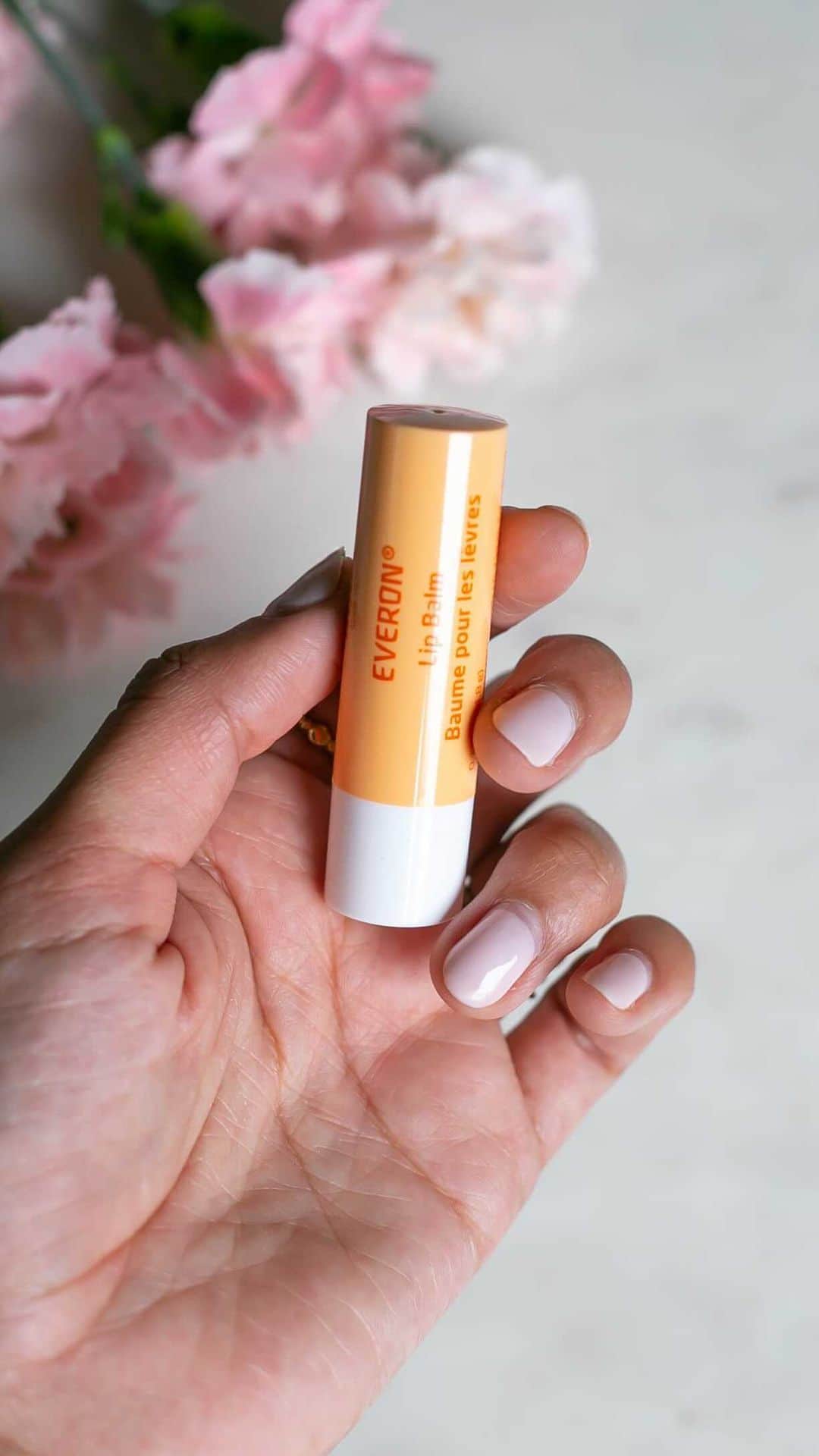 Weledaのインスタグラム：「Don’t forget to hydrate those lips! 👄 Our Everon Lip Balm is formulated with nourishing ingredients like jojoba oil, precious rose wax and shea butter. Skin Food Lip Butter is features a rich botanical blend of sunflower seed oil, chamomile and calendula extracts. Both  butter to  leave your lips nourished and moisturized! #WeledaSkin」