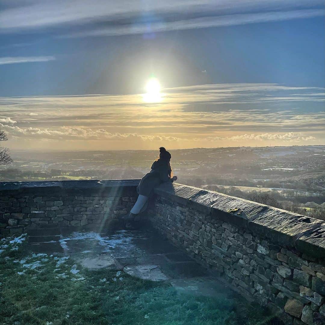 ニッキー・サンダーソンのインスタグラム：「And breathe ✨  #happy #happylife #outdoors #greatoutdoors #adventure #lifeisanadventure #countryside #sun #freshair #walk #walking #view #blessed #grateful #keepfit #fitness #wintersday #breathe #takeasecond」