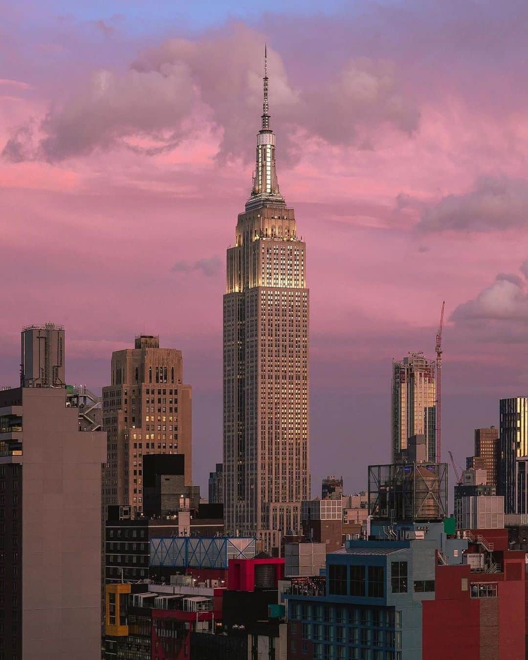 Empire State Buildingのインスタグラム：「Got wedding woes? WIN the ultimate socially distanced wedding at the #EmpireStateBuilding, in partnership with @iHeartRadio! 👀 on for details & how to enter! 👇 ⠀⠀⠀⠀⠀⠀⠀⠀⠀ NOW thru 2/5/21, couples whose nuptials were canceled this past year can share their story by clicking the link in our bio for the chance to win a 2/13/21 DREAM wedding, including ⬇️ ⠀⠀⠀⠀⠀⠀⠀⠀⠀ 💖 Wedding bands from @davidyurman 💍 ⠀⠀⠀⠀⠀⠀⠀⠀⠀ ⠀⠀⠀⠀⠀⠀⠀⠀⠀ 💖 Wedding gown from @kleinfeldbridal 👰 ⠀⠀⠀⠀⠀⠀⠀⠀⠀ 💖 Bridal bouquet from @urbanstems 💐 ⠀⠀⠀⠀⠀⠀⠀⠀⠀⠀ 💖 COMPLIMENTARY one-night stay at the @langhamnyc, complete with a bottle of 🍾 & rose petal turn-down service 🤩 ⠀⠀⠀⠀⠀⠀⠀⠀⠀ 💖 2-day honeymoon package from @mohonkmountainhouse with meals & spa treatments included ✨ ⠀⠀⠀⠀⠀⠀⠀⠀⠀ All this sound like the perfect wedding? View full rules & ENTER NOW via our bio link! Check comments for link if bio has changed by the time you see this post. ⠀⠀⠀⠀⠀⠀⠀⠀⠀ 📷: @bloggerphotographer」
