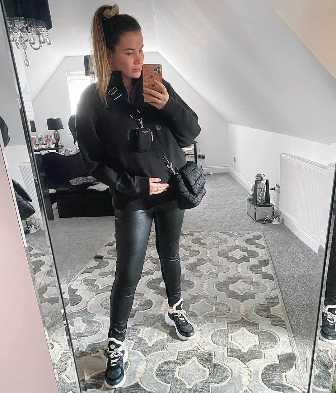 ジョージア・コウソウロウのインスタグラム：「Sometimes you just gotta get dressed & go do a food shop! It felt like normality for 10 mins 🙏 what’s everyone been wearing? Iv literally been wearing pjs or lounge wear so it was nice to get dressed 🤣」