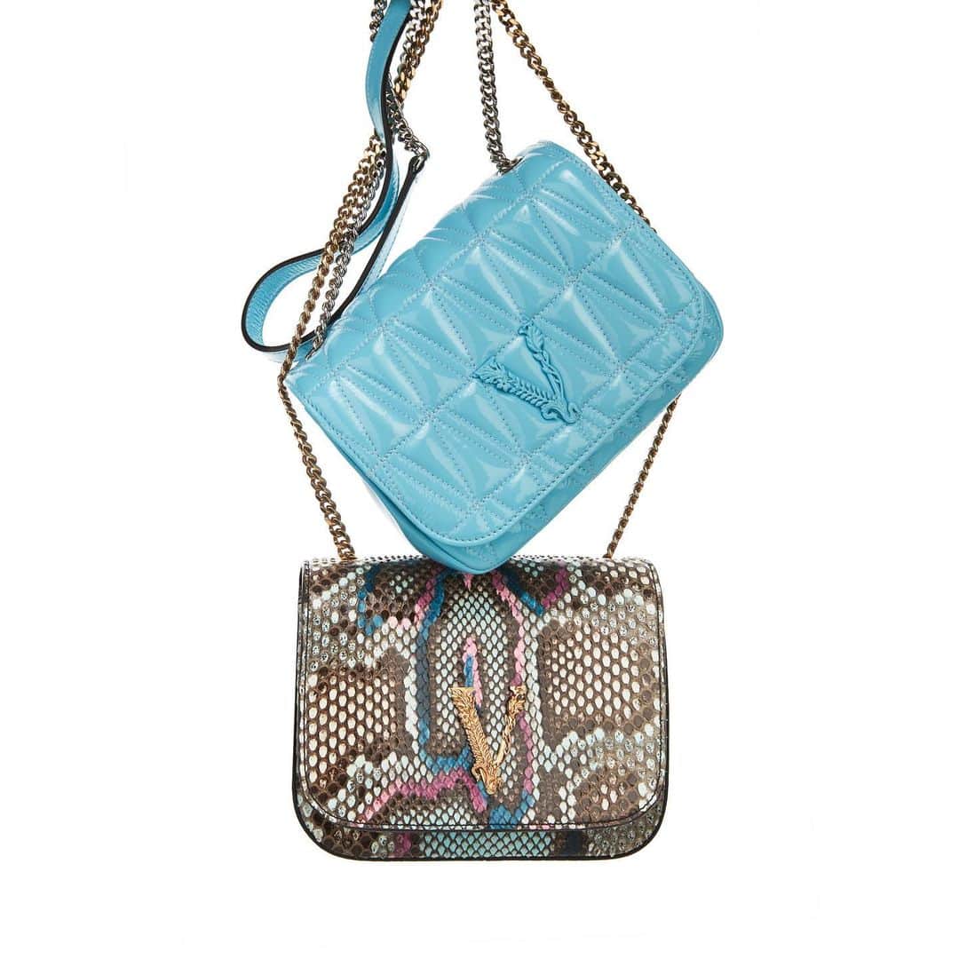 ジャンニヴェルサーチのインスタグラム：「Bag the perfect present - find Valentine’s Day gift ideas through the link in bio. #VersaceVirtus」