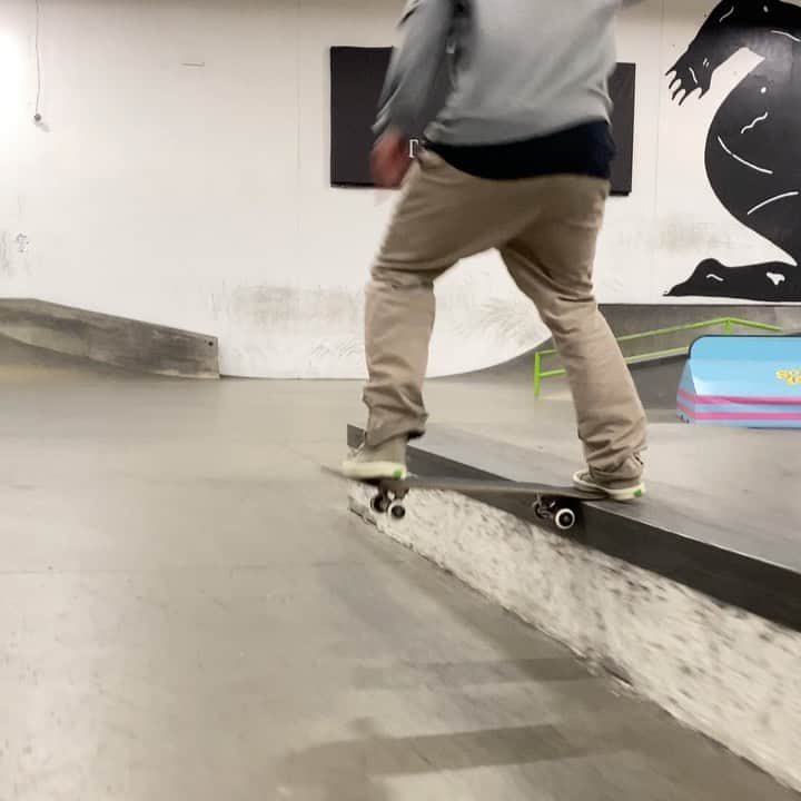 ケビン・ホーフラーのインスタグラム：「🌪 450 🎥 @vitorborger @berrics #SkateboardingIsFun」
