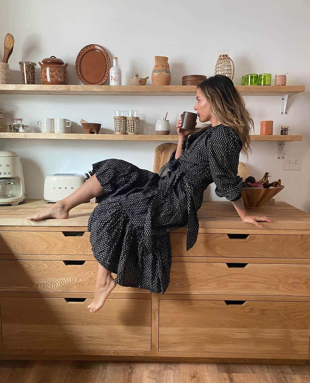 クレオベラのインスタグラム：「@ceciliaproskauer sipping in her kitchen wearing the Emmeline Midi Dress ☕」