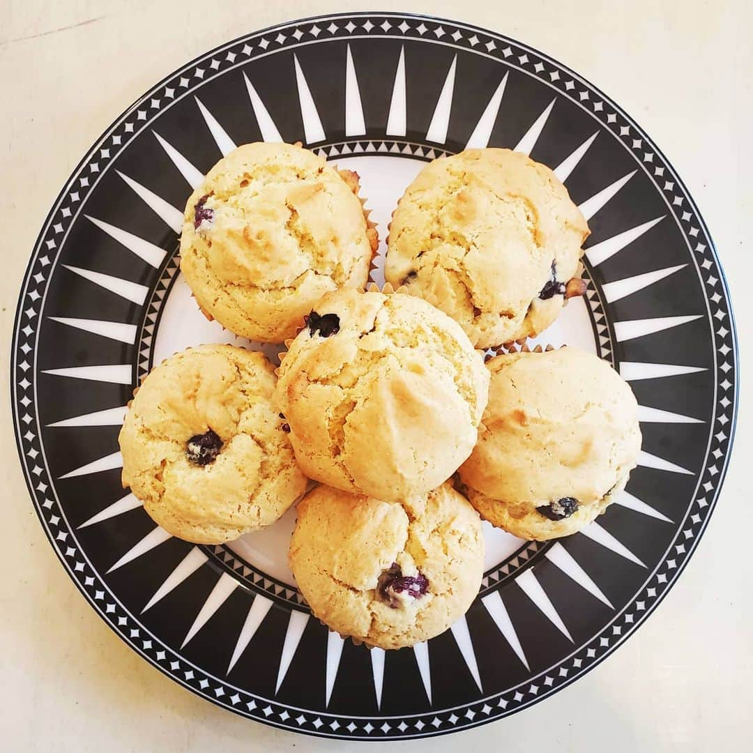 ガソリングラマーさんのインスタグラム写真 - (ガソリングラマーInstagram)「PLANT BASED BEST BLUEBERRY MUFFINS EVER #GASOLINEKITCHEN 🫐🧈🧁🌿🫐 @maryjanesfarm organic unbleached vegan white flour  @wholesomesweet #organic #canesugar @vitacost baking soda is baking powder salt vanilla  #gasolinegarden #lemonzest #lemon juice @trysimplyeggless #egg #veganegg  @oatly #oatmilk @farmfreshtoyou #blueberries @miyokoscreamery #oatmilk #butter #VEGANBUTTER #vegan #veganfood #whatveganseat #plantbased #vegetarian #VEGANGOOD #vegansofig #veganfoodie #foodie #plantbased #plantbasedfood #plantbasedfoodie @gasolineglamour #gasolineglamour  @gtfoitsvegan  #gtfoitsvegan #muffins  #blueberrysmuffins  Recipe via @the.korean.vegan  I didn't have any coriander but they really are the cakiest most awesome muffins ever. @caskatatableware #marrakech dinner plate @ifyoucare_usa large cupcake liners」1月26日 5時22分 - gasolineglamour