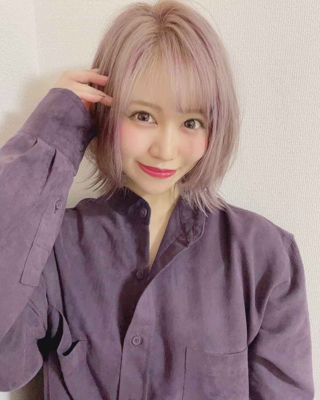 牧野広実のインスタグラム：「⑅◡̈* . 月1で美容院行くのが楽しみ♡ 今回は好きな色をたっぷり入れてもらいました✨ . . #hairstyle #haircolor #lavender #pink #gray #hair #readytokiss #idol #ヘアカラー #金髪ショート #ラベンダーピンク #美容室 #髪型 #外ハネボブ #古着 #レディキス #牧野広実」