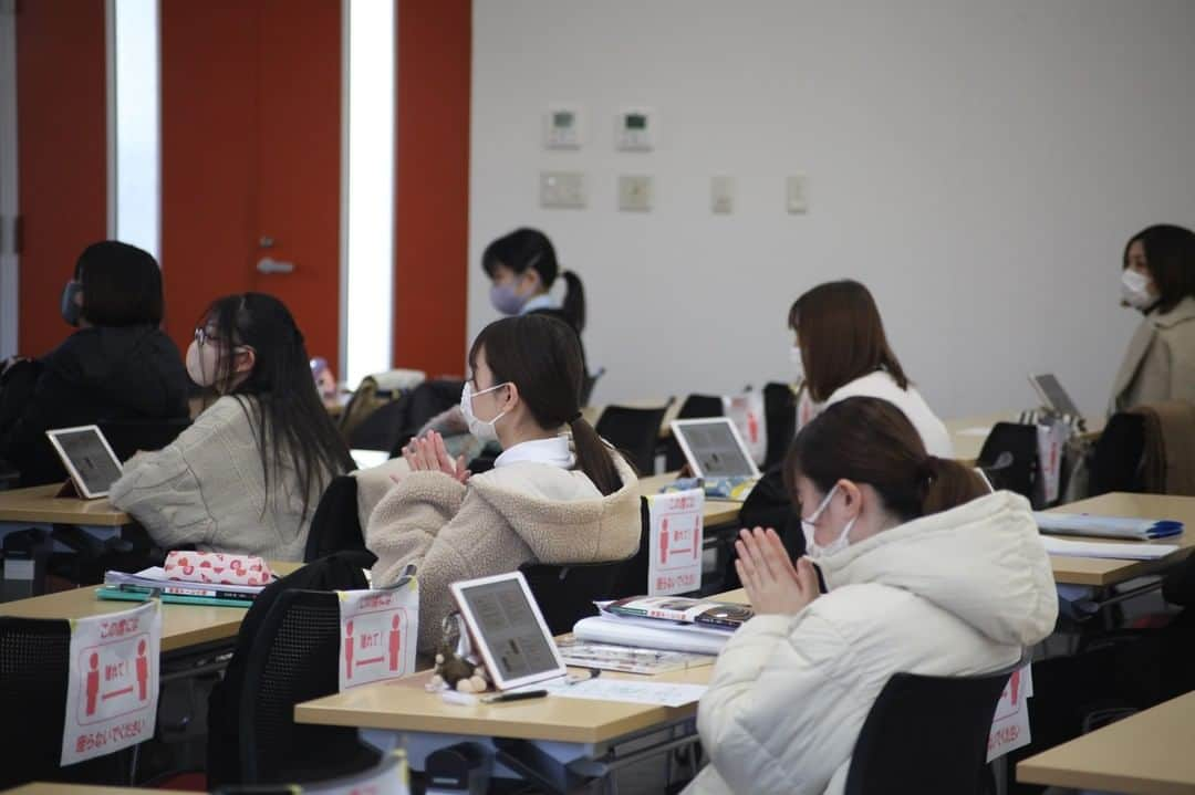 福岡女子短期大学さんのインスタグラム写真 - (福岡女子短期大学Instagram)「福岡女子短期大学文化教養学科です。 . 先日、１年生「プレゼミナール」では、２年次の「卒業研究」に向けて自分の関心のある分野について中間発表を行いました。 . 各自ユニークな視点で研究活動を行っており、この日は２教室に分かれ１年次のまとめとしてプレゼンテーションを行いました。 . これからの研究テーマについての問題点や課題も見つかり、今後も学生は目標に向かって取り組んでいきます。 . 文化教養学科に関する情報は、#福岡女子短期大学文化教養学科　←こちらのハッシュタグをご覧ください。 . #福岡女子短期大学　#太宰府の短大　#福岡の短大　#福女短 #大学生　#学校 #福岡女子短期大学文化教養学科 #文化教養学科　#福岡の女子短期大学 #司書採用者全国トップクラス #司書の卵　#司書さん　#本好き　#本好きな人と繋がりたい #本好きと繋がりたい #勉強垢 #勉強垢さんと繋がりたい　#プレゼンテーション #プレゼンテーション力」1月26日 16時18分 - fukuoka_wjc