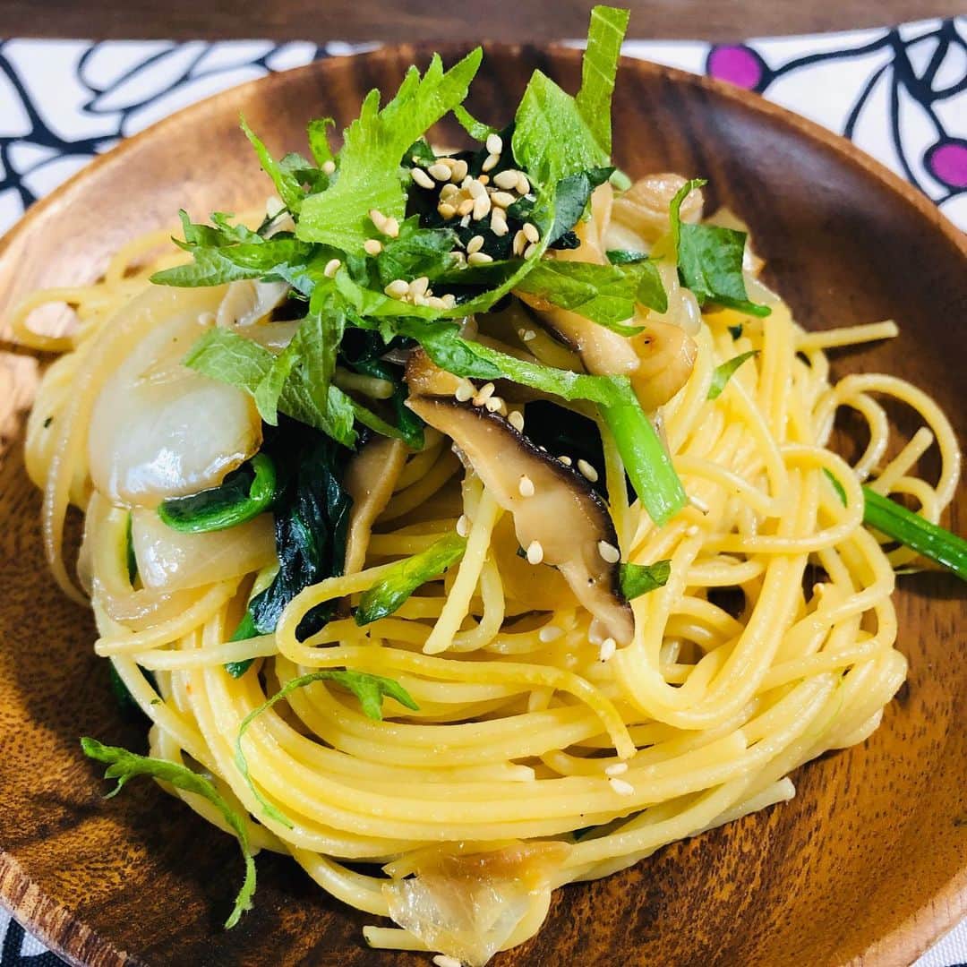井澤惇のインスタグラム：「キノコ収穫祭。青じそととれたてキノコとほうれん草の和風パスタ作った！ にしても軽く100個超えてるぞ。。笑  #結果美味いのは青じそ」