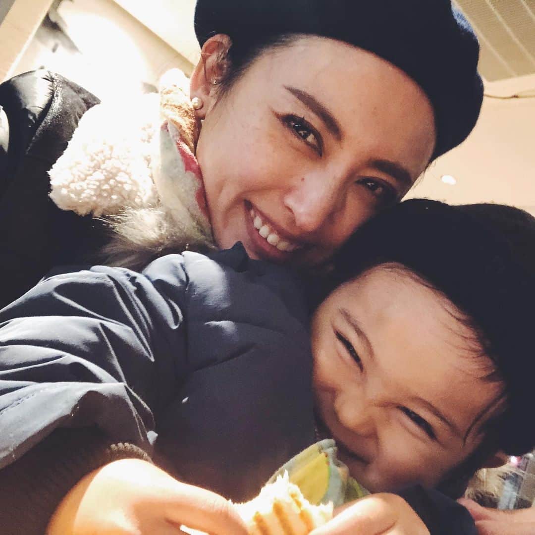 のインスタグラム：「#happymomlife 👩‍👦‍👦  #ジョージと私」