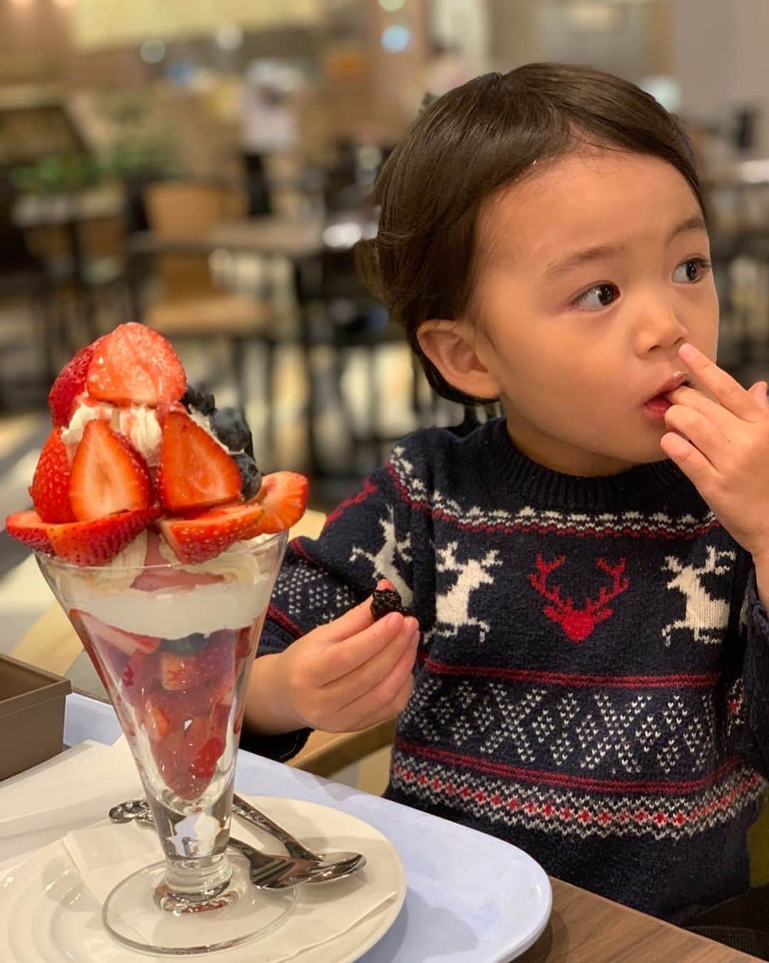 花田浩菜のインスタグラム：「過去のお出かけ👟 . 年明け前に行った時に、 『イチゴのパフェがシーズン前でも食べられるなんて〜🍓🍓🥺』と心の中で母感激していた#ホブソンズ 🍓 イチゴ好きな息子は大興奮！！ ほぼ全ての苺を食べていました。← イチゴ好きな息子ですが、今年はお出かけなかなかできないのでおうちでイチゴパーティーしてあげよう👍 . . そんな息子氏、3歳4ヶ月の最近！ 今まで面倒くさがりの母&我が強めのご本人によりお兄さんパンツを勧めても断固拒否で全くトイトレも進めず🤦‍♀️なのんびり具合でしたが、 年明けから急に！！大も小も『もれちゃうからおトイレ！！』とおうちでも自ら教えてくれるように🥺🥺🥺母感激。😭😭 家だとお兄さんパンツまだ嫌がるけれど、割と自らトイレでしてくれるようになりました😭ほんと、子供のタイミングってあるんですね🥺🥺🥺 . 一方で何でもかんでも成長早めな娘氏は、まだ一歳一ヶ月なのにイヤイヤ期に片足突っ込みだしたのか笑、 持っているおもちゃをお兄ちゃんに取られそうになったりすると全力で嫌がりキー！と怒って床に転がるように😂😅😅 え、早くなーい、、、？😂 転がる系女子だったかあ。笑笑 一難去ってまた一難。 母ちゃん適当に頑張るよん〜💪笑笑 . . ※緊急事態宣言前のお出かけです。 #成長記録 #🍓 #苺好き #有明ガーデン #3歳 #3歳4ヶ月 #男の子ママ #トイトレ #トイレトレーニング #女の子ママ #赤ちゃんのいる生活 #子育て #苺パフェ #ママライフ #子育て日記  #子育てぐらむ　#2歳差育児 #2歳差兄妹 #親バカ #親バカ部 #l4l #happy #happydays」