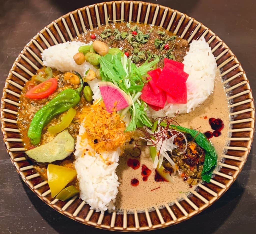 のインスタグラム：「ランチ(๑′ᴗ‵๑)🍛 路地裏キッチン #ヨネモンカレー さんでひねどり★スパイスキーマのヨネモンカレー・チリコンカン風粗挽きポークカリーの気まぐれカレー①・鶏出汁坦々キーマ~麻辣仕上げ~の気まぐれカレー②の3種あいがけカレーを✨ スパイスを注入してお腹も頭も芯から温まり、覚醒してくるのが最高👍 奥行きと立体感がとてもリアルな素晴らしい #カレー です🌟」