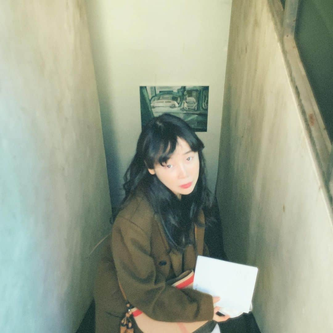 soy kimさんのインスタグラム写真 - (soy kimInstagram)「흩어져버린 것들을 기어코 모으고 마는 직업 같다는 생각을 하곤 한다. 순간이든 생각이든 기억이든. 존재를 지나버린 것들에 의미를 부여하는 일, 미련스러워 약간 후회도 되는 뭐 그런.」1月26日 15時09分 - soy_weird