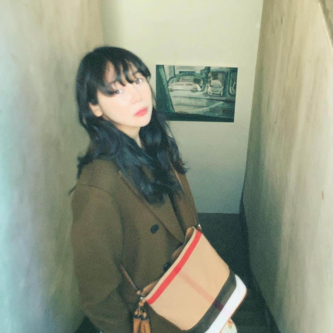 soy kimのインスタグラム：「흩어져버린 것들을 기어코 모으고 마는 직업 같다는 생각을 하곤 한다. 순간이든 생각이든 기억이든. 존재를 지나버린 것들에 의미를 부여하는 일, 미련스러워 약간 후회도 되는 뭐 그런.」