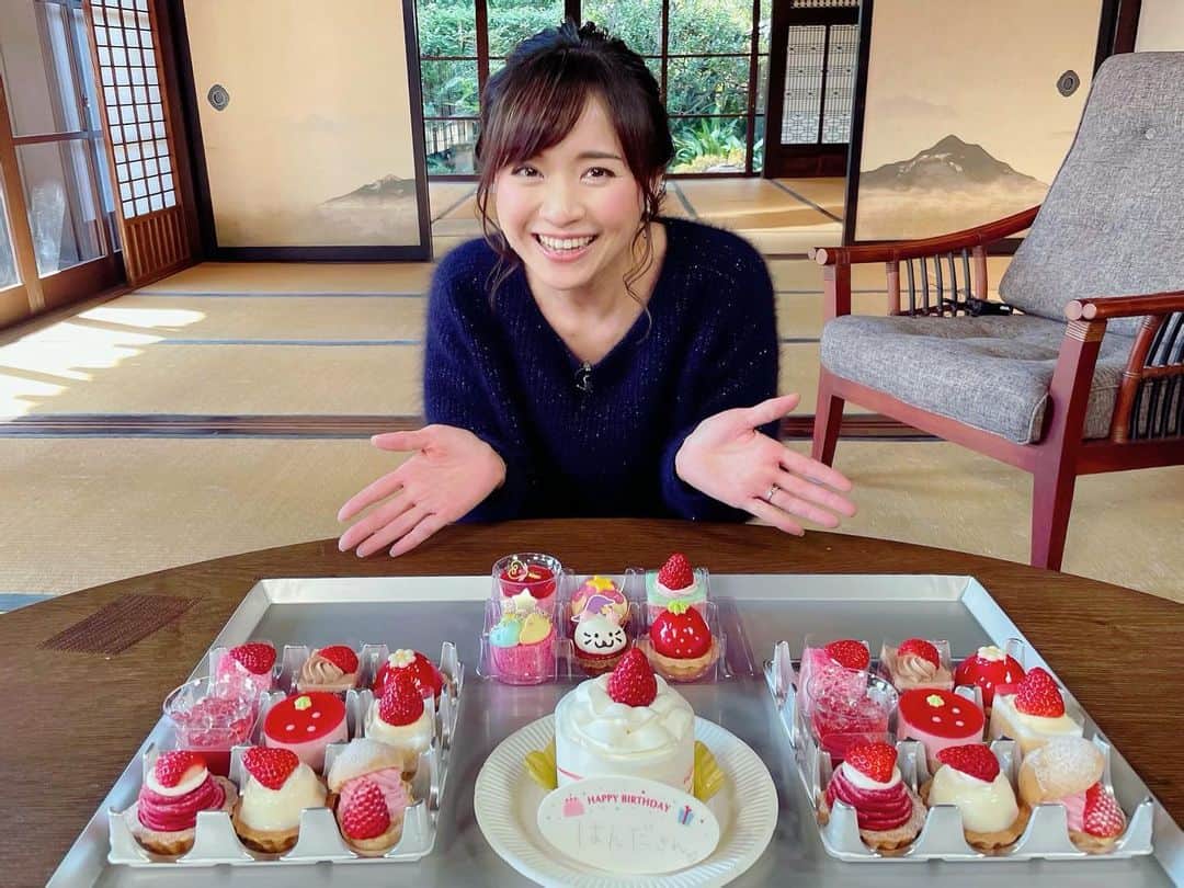 繁田美貴さんのインスタグラム写真 - (繁田美貴Instagram)「*＊ 先日、お祝いをして頂いちゃいました♪ いくつになってもやっぱり嬉しい😊💕 ありがとうございました！！ #誕生日 のお祝い #🎂 #かわいいケーキ を前に #ケーキ三昧！の声、頂きました(笑) #ワタシが日本に住む理由 #収録の合間に♪」1月26日 15時10分 - handa_miki