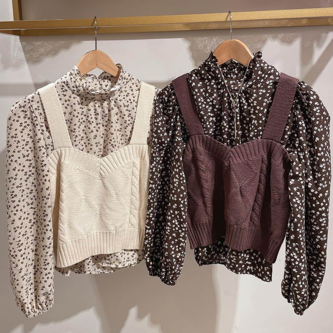 Fleur Fleurのインスタグラム：「睇完我哋嘅直播係咪都心郁郁呢？🥳🌼🌺🌷 今次好多好靚嘅上衣 我哋嘅message現在非常之爆滿 店員都努力回答中🥲💪🏻💪🏻💪🏻 各位請耐心等候🙏🏻✨✨✨  介紹吓呢個新款先 首先佢係兩件都可以分開着 一set兩件🥳✌🏻 剪裁着俾你睇都知道實在非常之靚 顏色有米白色同埋啡色兩個顏色選擇 其實兩個色都好好睇好難揀！🤦🏻‍♀️🤷🏻‍♀️   全線SS21都可享有八五折優惠 ⭐️CNY特別加送🌺: 購買三件全單八折！⭐️ 購物滿港幣$2500更可享免費順豐送貨服務！ 歡迎上嚟銅鑼灣門市試穿或者inbox直接購買 whatsapp: 5562-9458  銅鑼灣門市地址：銅鑼灣恩平道52號2樓A室」