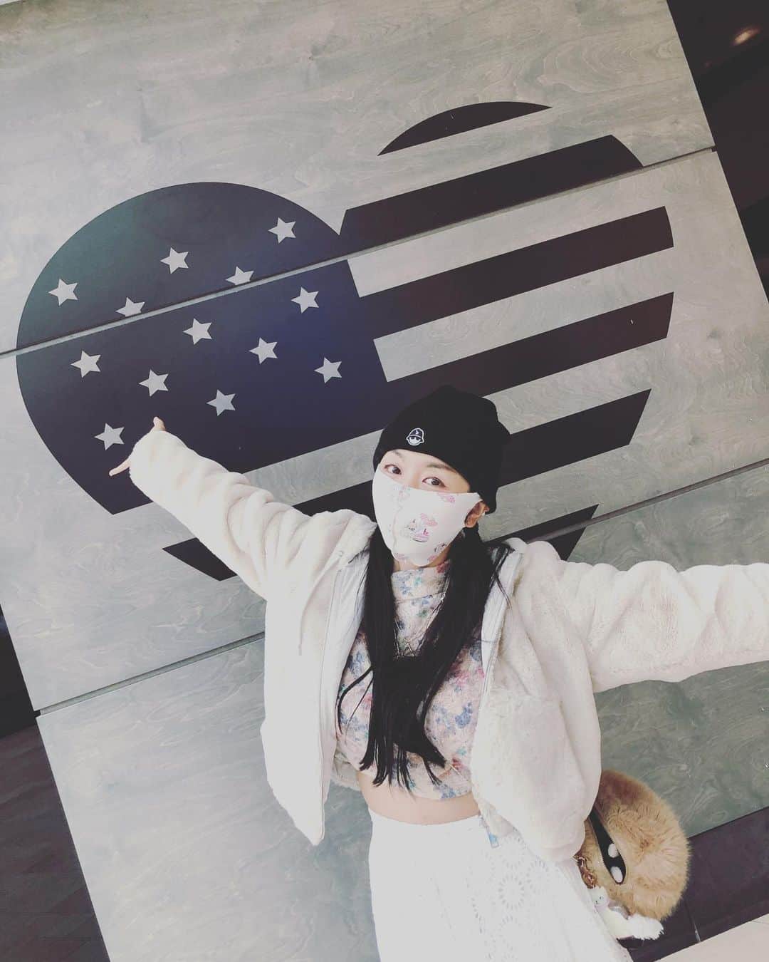 まりかのインスタグラム：「Social Distance in USA☆  #maricahase  #penthousepet #japanese  ＃星条旗 #japanesegirl  ＃ヤッホー #lalife」