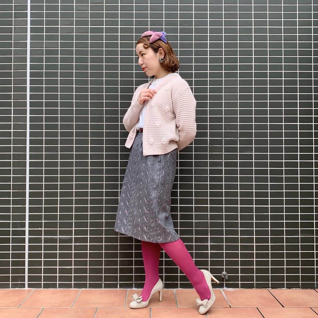 NUTTY Vintage&Collectibleのインスタグラム：「💐Spring feel💐  NEW ARRIVAL  ☑︎vtg 50's-60's flower motif cardigan ☑︎vtg 50's gray embroidered skirt  桜カラーのカーディガンをメインに、柔らかなカラーでまとめて。 足元や顔周りにはビビットカラーでスパイスを。  新しい出会いに胸を躍らせる乙女の1日には 気分が上がるお花モチーフが必要でしょう？🌹  🛒VINTAGE ONLINE STOREにてお買い求めいただけます🛒  ---------------------------------------------------- 💐Formal Fair 2021💐1/18(mon)~ ☑︎ヴィンテージジュエリーALL10%OFF  🚌送料無料🚌1/15(fri)~ ☑︎VINTAGE ONLINE STORE ¥10000以上 ☑︎SELECT BOUTIQUE ONLINE STORE ¥5000以上 お買い上げで全国一律送料無料！ （※ONLINE STORE/その他通販全て対象） ----------------------------------------------------」