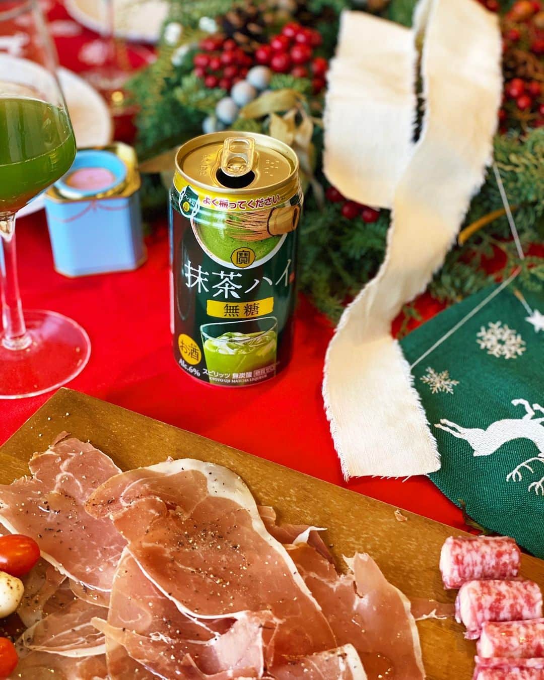 梅谷安里さんのインスタグラム写真 - (梅谷安里Instagram)「先月のこと！！！ お友達のお家でクリスマス会したよ🎄 サンタのニット着てるんるんだったわたし🤣笑 美味しいチキンのお供に無糖の寶　「抹茶ハイ」を💚 緑茶だからどんなお料理にもあうし、お家で飲むのにちょうど良い🥰 スイーツにも合いそうな感じ💚 #xmas#xmasparty# #homeparty#ホームパーティー #クリスマス#クリスマスパーティー #寶抹茶ハイ#宝酒造#ＰＲ#宝焼酎」1月26日 15時13分 - anriworld