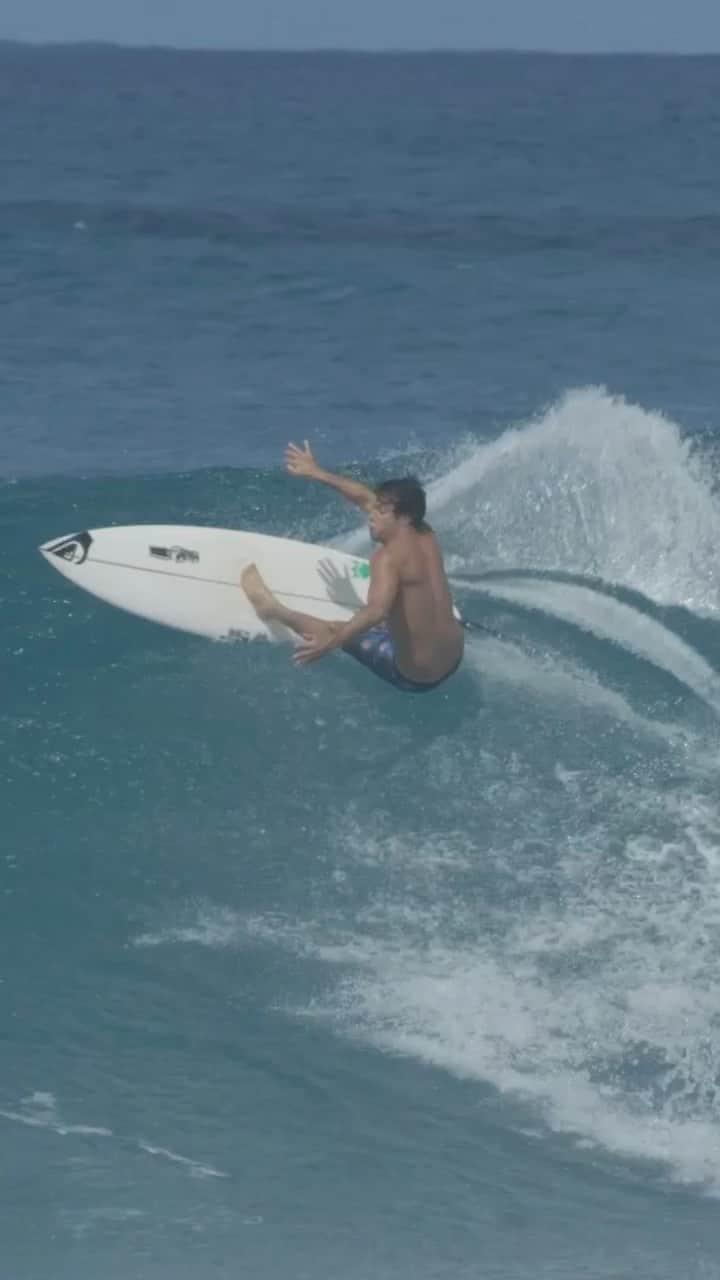 ジェレミー・フローレスのインスタグラム：「I personally find it always harder to ride bigger boards, I always try to find the right lines. . Perso, j’ai toujours trouvé difficile de surfer les grandes planches. J’essaye toujours de trouver les bonnes lignes.  . 6’3 #Monsta2020 @jsindustries1 . . 🎥: @wadeecarroll @quiksilver」
