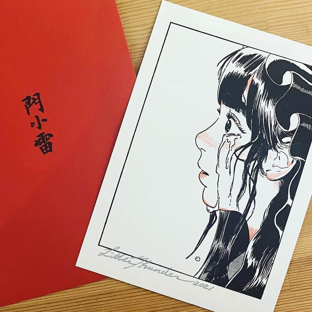 門小雷のインスタグラム：「<WAKAME TOUR> 05 ⚡️KYOTO Trance Pop Gallery   Repost • @popotame_shop  リトルサンダー「わかめとなみとむげんのものがたり」全国7ヶ所ツアーの4ヶ所が無事終了しました。  木曜からは京都トランスポップギャラリーにて「わかめツアー」が始まります。  写真は会場限定のオリジナルプリント作品。オーナー山田さんが制作した活版とリソグラフを組み合わせて刷ったアートピースです。少部数、小雷の直筆サイン入り。封筒も活版印刷です。 小雷の原画の線の美しさを印刷で損なわないよう製版に苦労したそうです。  トランスポップギャラリーはSNSは使っていません。ホームページをご覧ください。  他の会場と同様にデジタルプリントとドローイングの販売があります。 http://www.trancepop.jp/」