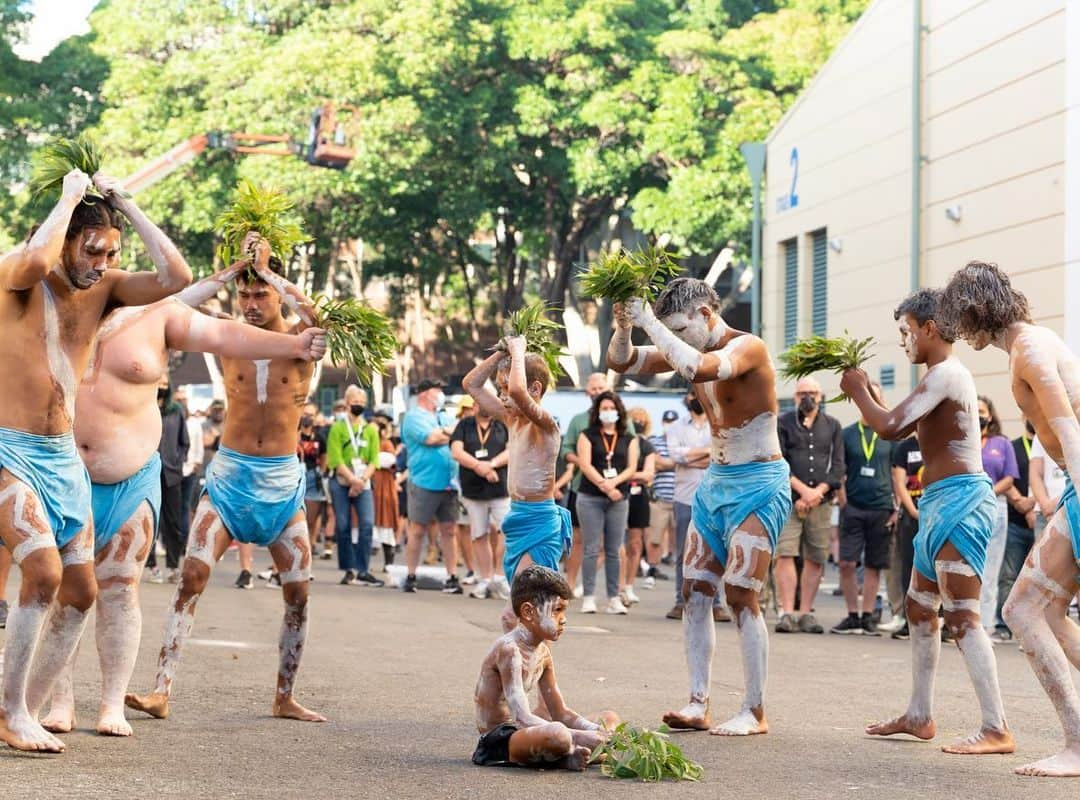 クリス・ヘムズワースさんのインスタグラム写真 - (クリス・ヘムズワースInstagram)「A beautiful start to our shoot today with a Welcome to Country ceremony from the Gamay dancers of the Gadigal and Bidiagal Nation and performance and karakia by Maori dancers from Te Aranganui. Indigenous Australians may be just as proud of this country, but many see January 26th as a date signifying the beginning of dispossession, disease epidemics, frontier violence, destruction of culture, exploitation, abuse, separation of families and subjection to policies of extreme social control. Let’s begin the healing and stand together in unity and support with our First Nations people with solidarity and compassion. Let’s find a date where all Australians can celebrate this beautiful country together. #changethedate @taikawaititi #thorloveandthunder 📷 @jasinboland」1月26日 15時29分 - chrishemsworth