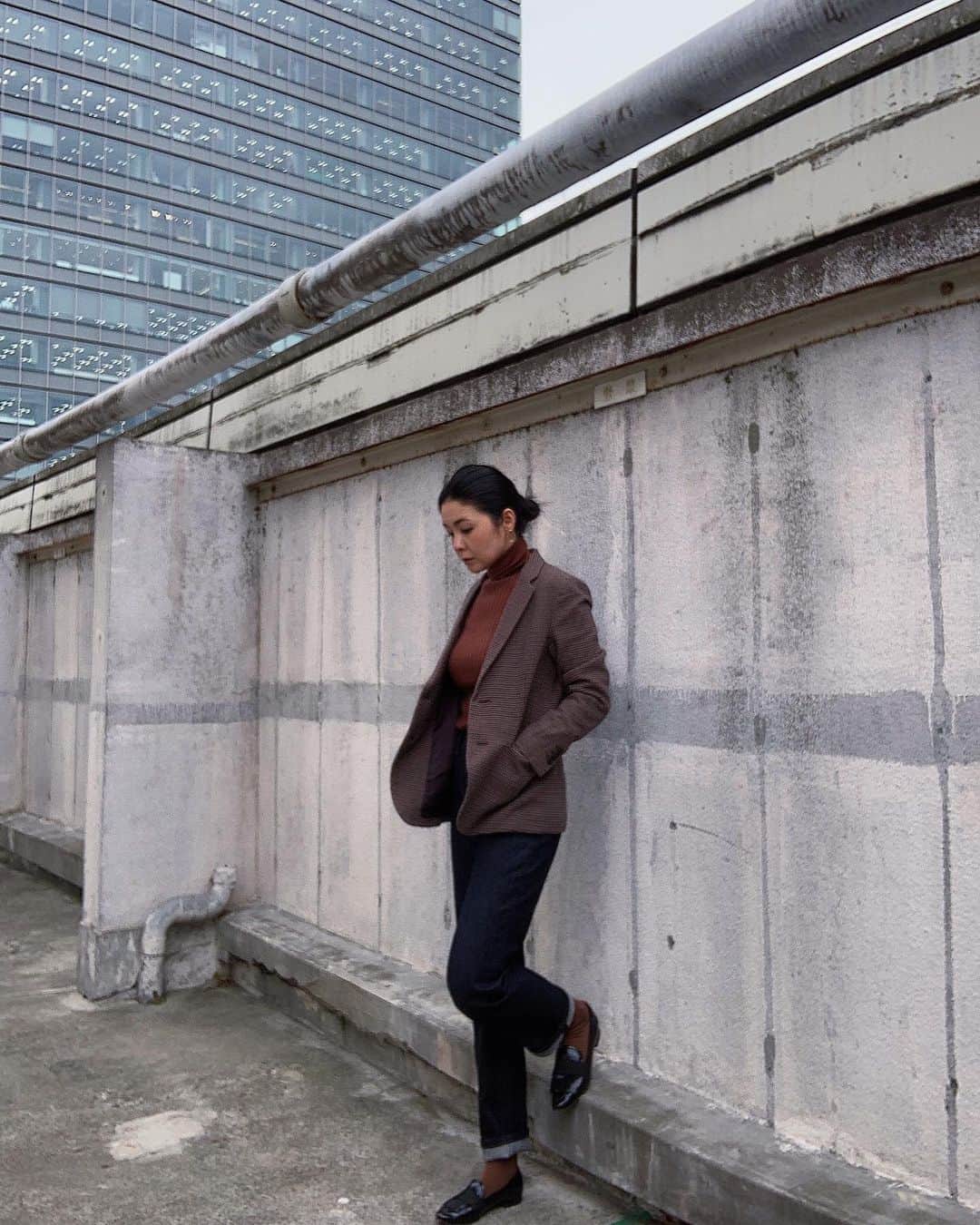 のインスタグラム：「UNIQLO  今までありがとう♡  あっという間でしたが、 今までお世話になりました。  学び得たものは 本当に大きいです。  アパレル界で 日本のTOPを走り 世界No.2であり、 常に上を目指し 常にあっと驚かせる新しいものを生み出してくるUNIQLO。  本当に忙しく 大変だけれど、 常にどんなものを打ち出すのか わくわくさせてくれるUNIQLO。  そして 接客をしてる時 喜んで下さるお客様を見ると どんだけこっちまで嬉しい気持ちになった事か♡  そんな毎日が楽しかったです♡  私の人生において 本当に大きな 良い経験でした‼︎  また次のStepへ  Thank u UNIQLO!  #uniqlo #ootd #uniqlocordinate  #ブラウンコーデ #ジャケットコーデ #デニムコーデ」