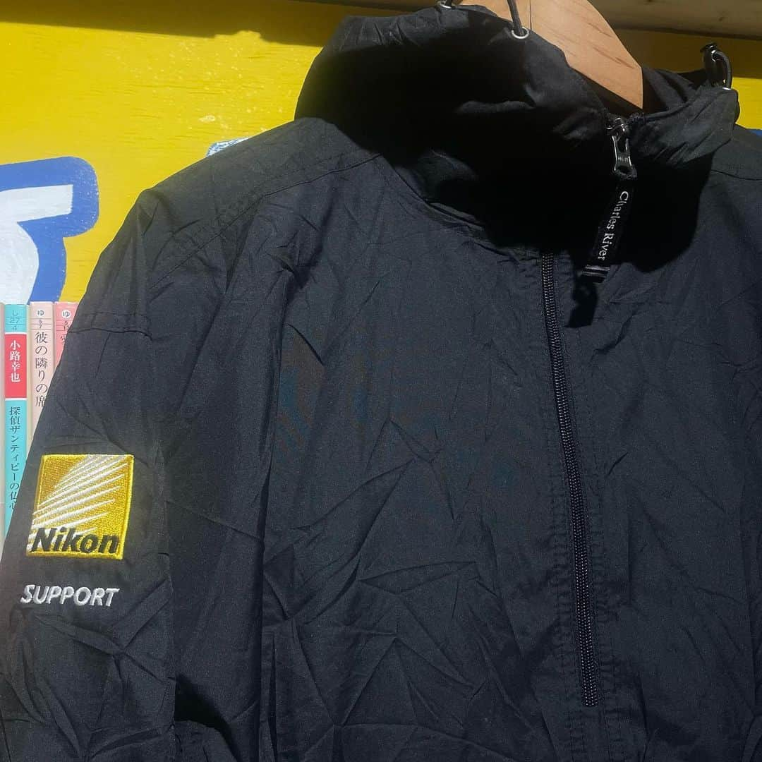 Dickies_projpのインスタグラム：「-新品- NIKON SUPPORT Packable Anorak Hoodie  ニコンのパッカブルなアノラックです！まさかの新古品です♫  是非とも写真好きな方に着てもらいたい一着ですねこりゃ♫  左胸ではなく左肩にロゴ刺繍ってのもなんだかジャーナリズムを感じる1着です！  着丈/70cm 身幅/59cm 袖丈/55cm (表記サイズSですが大きめです)  プロフィールLINKにあるweb shopより購入も可能ですので宜しくお願いします♬  本日1/26(火)17時〜20時での営業ですので宜しくお願いします。  ↓店舗情報↓  Select&Vintage shop 渋谷生業  渋谷区神南1-11-5 304 03-6427-8751  通常営業日時/火、水、木の17時〜20時  上記日時以外での来店は、予約制での受付けとなりますのでDMにてアポイントお願いします。  #渋谷生業 #ナリワイやーて〼 #古着屋 #vintageshop #渋谷 #原宿 #神南 #古着  #NIKON」