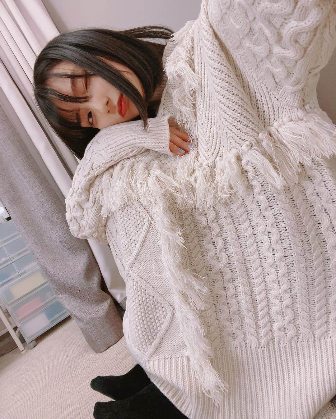 高野麻里佳さんのインスタグラム写真 - (高野麻里佳Instagram)「. . 寒いと眠いが一緒にきた。 小学生の時、体操着トップスに冷たくなった足を入れて暖める技法。 お行儀悪いと思いつつ今もやってしまう。 . 寒さや花粉で免疫も低下しますし 皆様お身体にどうかお気をつけください。 . .」1月26日 15時37分 - marika_kohno