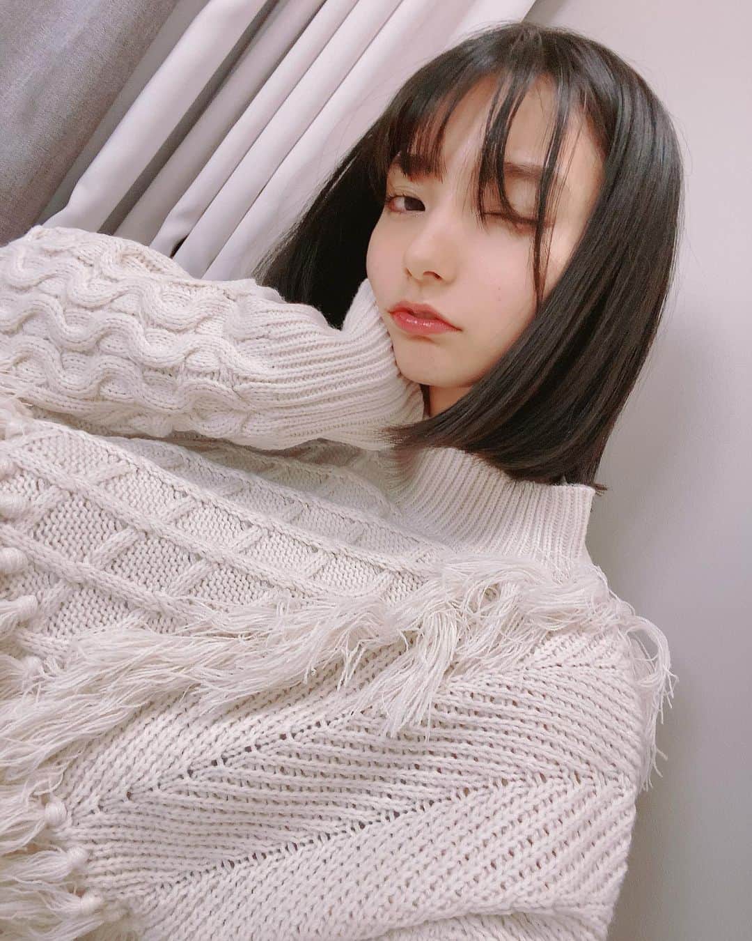 のインスタグラム：「. . 寒いと眠いが一緒にきた。 小学生の時、体操着トップスに冷たくなった足を入れて暖める技法。 お行儀悪いと思いつつ今もやってしまう。 . 寒さや花粉で免疫も低下しますし 皆様お身体にどうかお気をつけください。 . .」