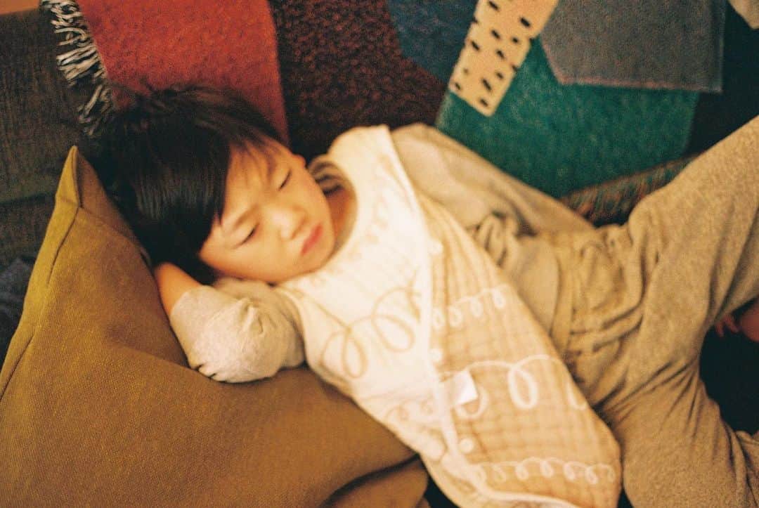 花盛友里のインスタグラム：「どんっだけ機嫌悪いのよ、な、寝起き男子。」