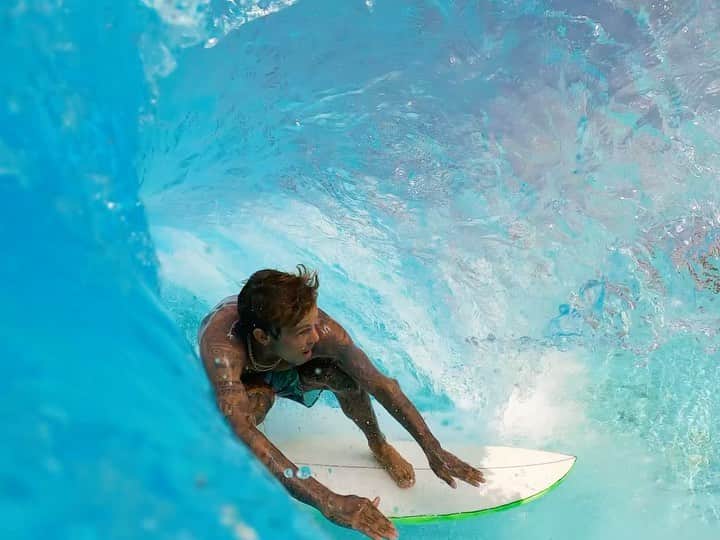 Robbie Crawfordのインスタグラム：「@shecks in water ... sounds by @djmarkfarina @thepalmspringssurfclub #GoPro」