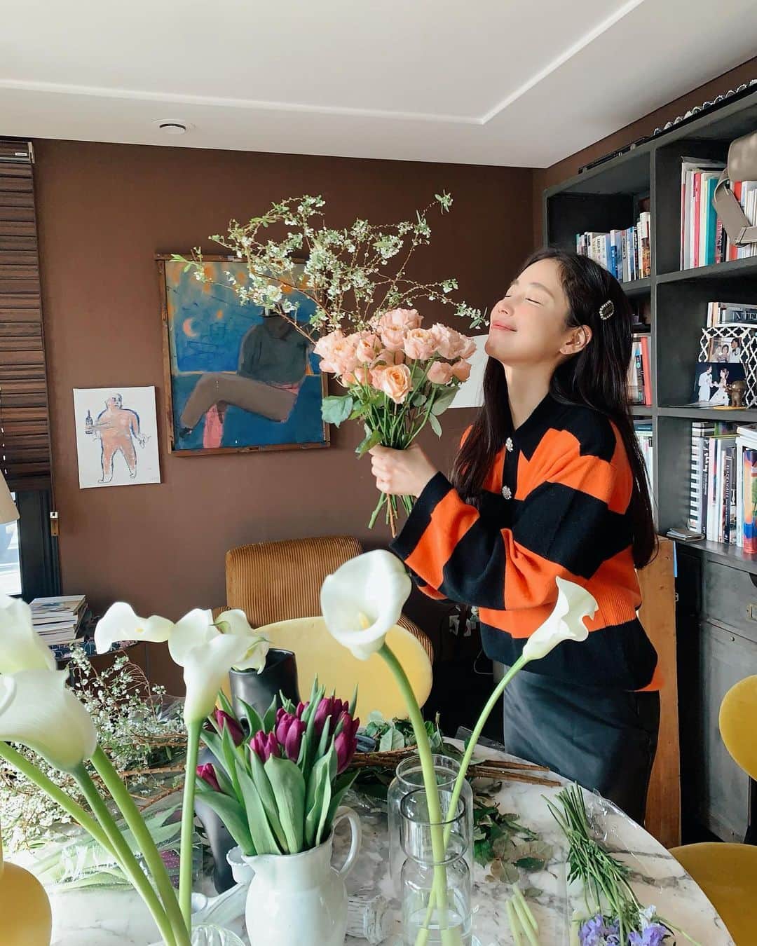 キ・ウンセさんのインスタグラム写真 - (キ・ウンセInstagram)「두단 정도 간단하게 사러 갔다가  너무 많이 사버림😂  오늘  꽃 보고 행복한 하루 되세요 ♥️ . . #kiootd🌿 #ootd #homedecor #꽃놀이」1月26日 15時39分 - kieunse