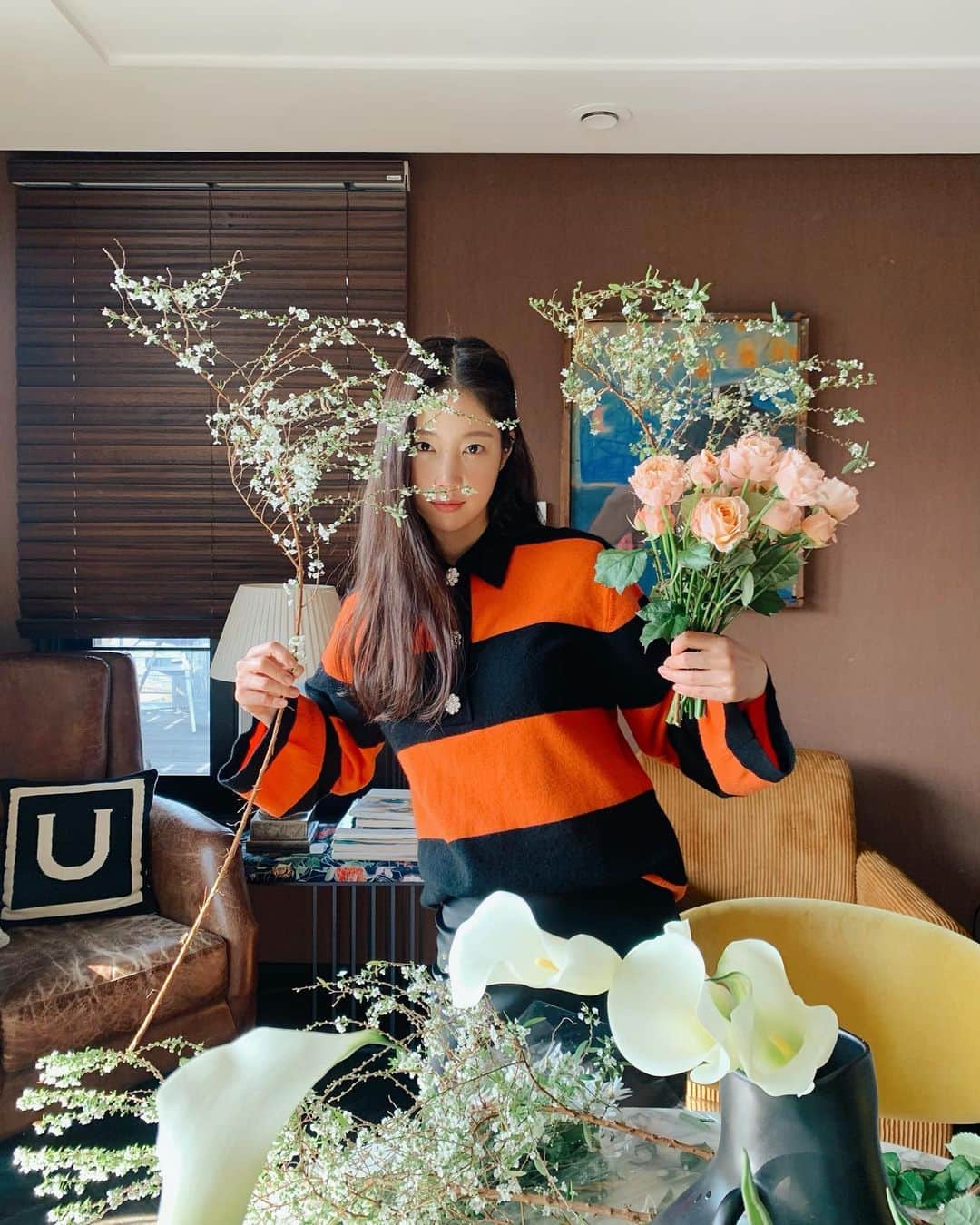 キ・ウンセさんのインスタグラム写真 - (キ・ウンセInstagram)「두단 정도 간단하게 사러 갔다가  너무 많이 사버림😂  오늘  꽃 보고 행복한 하루 되세요 ♥️ . . #kiootd🌿 #ootd #homedecor #꽃놀이」1月26日 15時39分 - kieunse