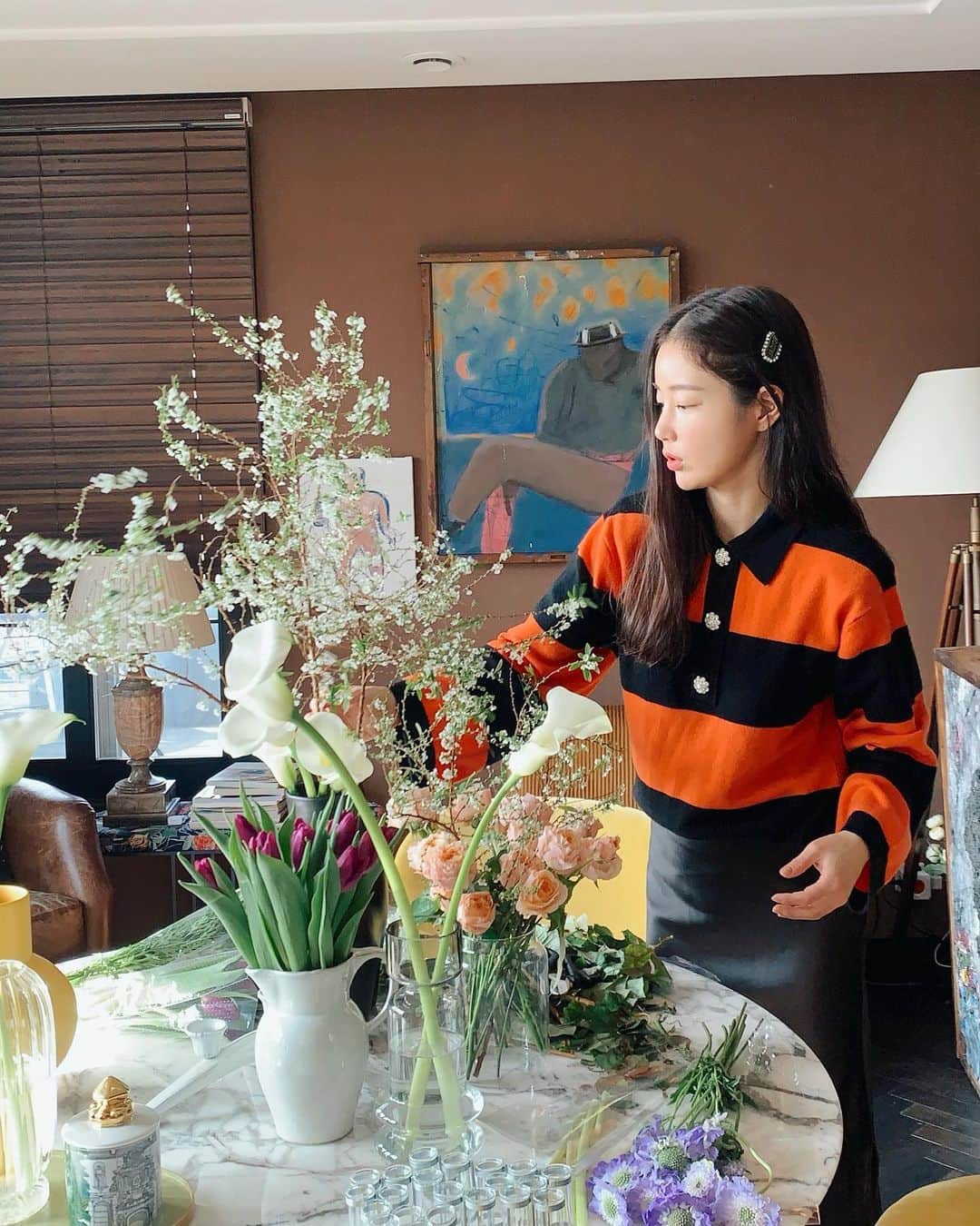 キ・ウンセさんのインスタグラム写真 - (キ・ウンセInstagram)「두단 정도 간단하게 사러 갔다가  너무 많이 사버림😂  오늘  꽃 보고 행복한 하루 되세요 ♥️ . . #kiootd🌿 #ootd #homedecor #꽃놀이」1月26日 15時39分 - kieunse