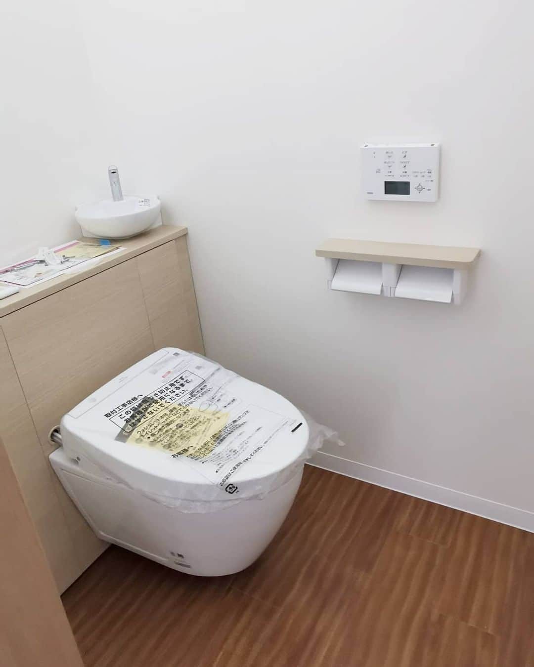 有限会社 稲葉製材住宅のインスタグラム：「トイレと洗面台も取付けが完了してきております🙌 商品の説明はおいおいしていこうと思います💁‍♀️  #トイレ #洗面台 #工事進行中 #家づくり #新事務所 #工務店 #家 #新築 #リフォーム #リノベーション #熊本 #玉名 #山鹿 #稲葉製材住宅 #イナバ  家族の未来、地球の未来を考えた家づくり 施工対応エリア 玉名、山鹿、荒尾、熊本市 県北メイン」