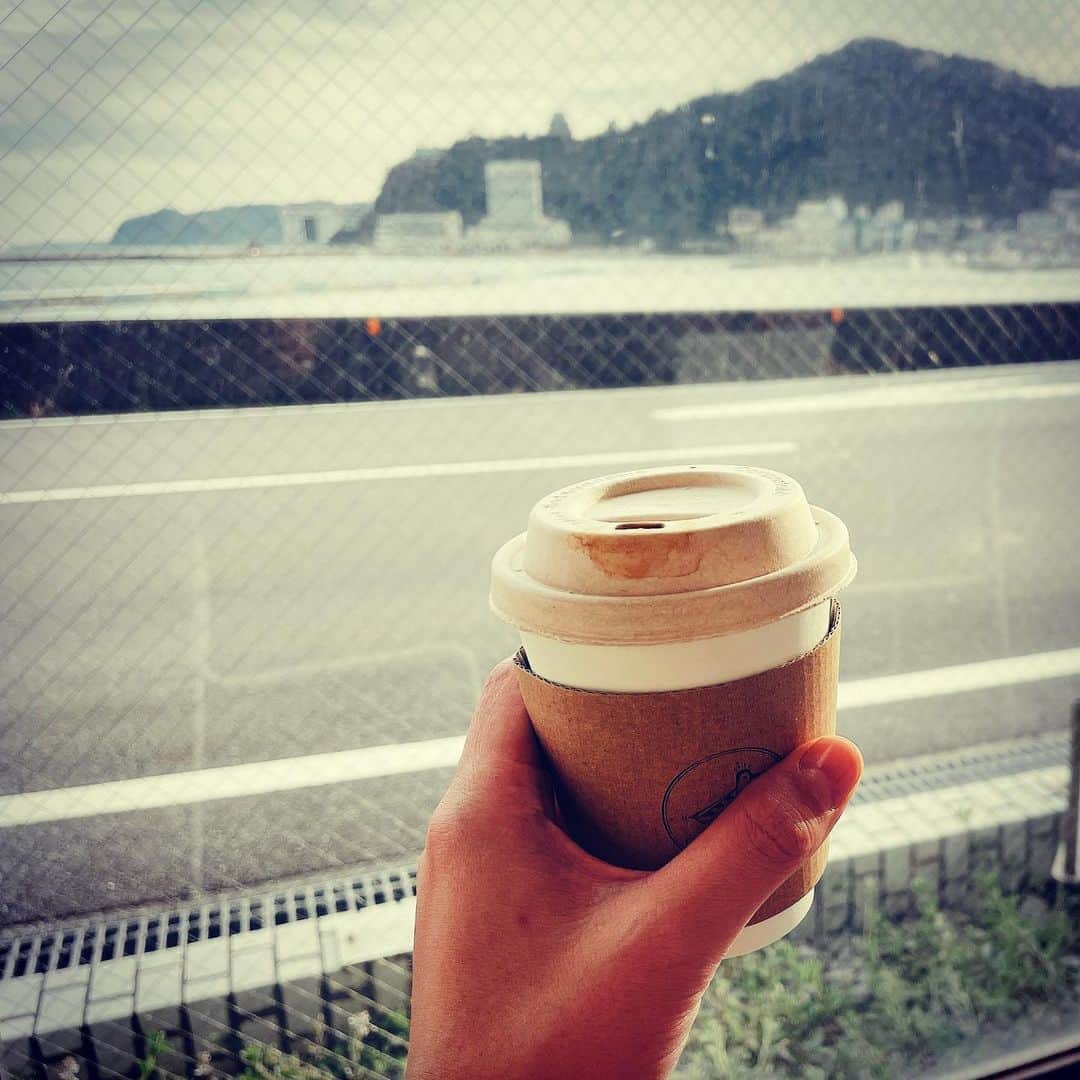 津久井智子のインスタグラム：「オーシャンビューのロビーにて テイクアウトの美味しいコーヒー。 ホテル並みの絶景。 お茶してる間にガソリン入れて洗車までしてくれます。 #ただのスタンドやないかーい #熱海」