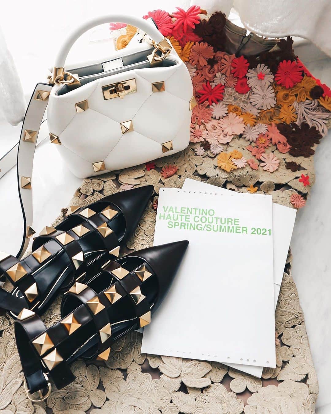 Ruby Kwanのインスタグラム：「Getting ready to the Valentino Haute Couture Spring/Summer 2021 show. Today 3pm Roma (10pm HK Time) at Valentino.com. 💚 @maisonvalentino #valentinohautecouture #codetemporal #rougecloset」