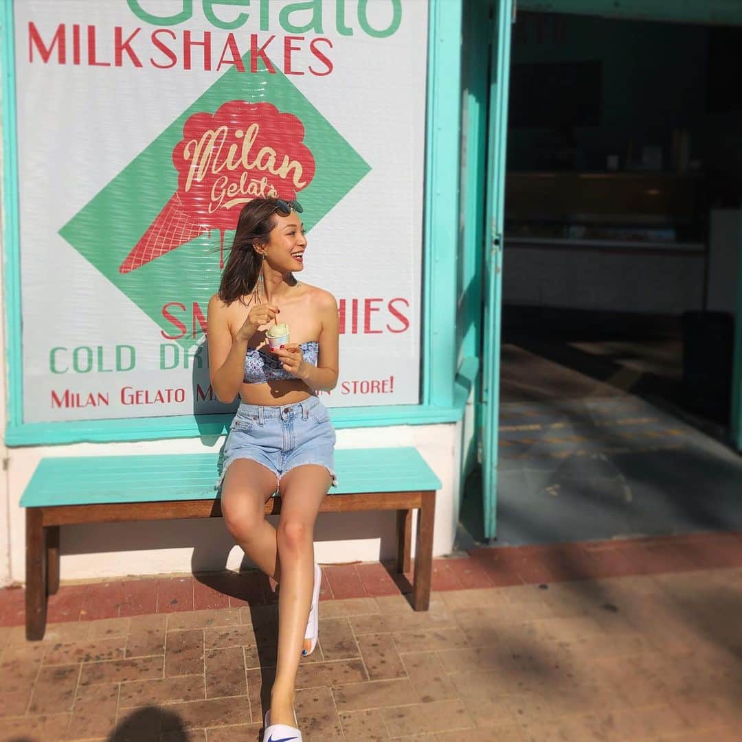 福間文香のインスタグラム：「一生忘れられない誕生日🇦🇺 家族みんなでゆっくり過ごすことができてすごく貴重で幸せな１日になりました☺︎  ①2018年パースにて ②32を現しています #ホテル隔離バースデー #32th #Australia #Perth #quarantine」
